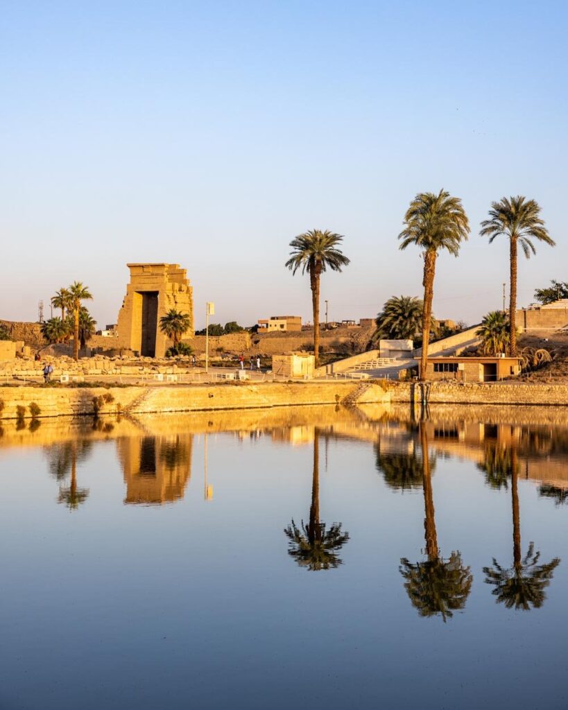 The+sacred+lake+at+Karnak+Temple